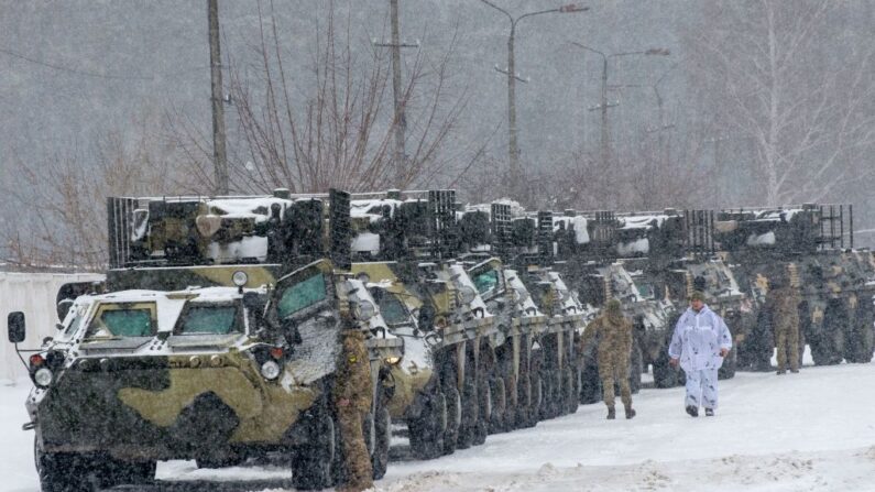 Vehículos blindados de transporte de personal (APC) de la 92ª brigada mecanizada separada de las Fuerzas Armadas de Ucrania se mueven para estacionarse en su base cerca de la aldea de Klugino-Bashkirivka, en la región de Kharkiv, el 31 de enero de 2022.(SERGEY BOBOK/AFP vía Getty Images)
