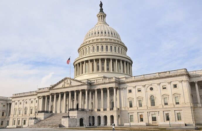 El Capitolio de EE.UU. es visto mientras los legisladores regresan al trabajo después del receso en Washington, DC el 31 de enero de 2022. (MANDEL NGAN/AFP vía Getty Images)