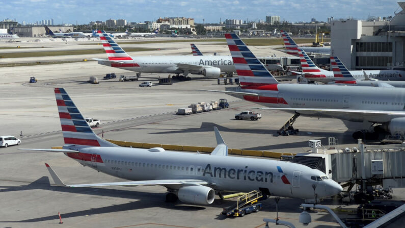 Aviones de American Airlines en la pista del Aeropuerto Internacional de Miami (MIA) en Miami, Florida, el 2 de febrero de 2022. (Daniel Slim/AFP vía Getty Images)