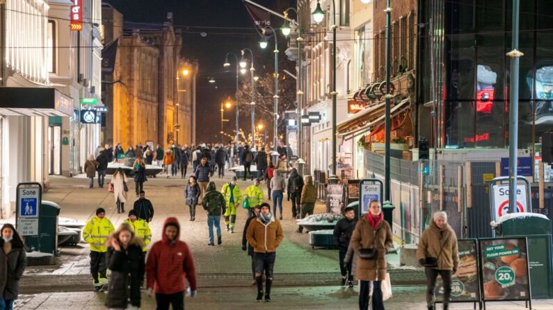 La gente camina por una zona peatonal de Oslo, Noruega, el 2 de febrero de 2022 mientras la gastronomía vuelve a abrir sus puertas. (TERJE PEDERSEN/NTB/AFP vía Getty Images)