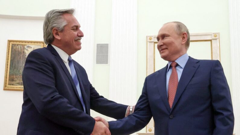 El presidente ruso Vladimir Putin (derecha) estrecha la mano del presidente argentino Alberto Fernández (izquierda) durante su reunión en el Kremlin en Moscú (Rusia) el 3 de febrero de 2022. (Sergei Karpukhin/SPUTNIK/AFP vía Getty Images)