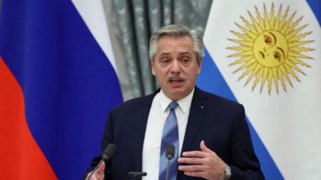 Gobierno argentino busca apoyos en Rusia y China por la grave crisis económica que vive, dice experto