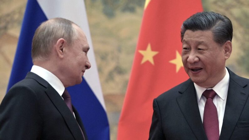El presidente ruso Vladimir Putin (izq.) y el presidente chino Xi Jinping llegan para posar para una fotografía durante su reunión en Beijing, el 4 de febrero de 2022. (Alexei Druzhinin/Sputnik/AFP vía Getty Images)
