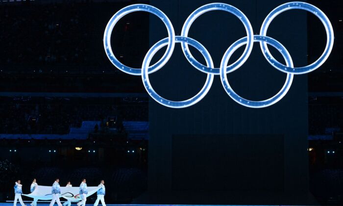 La bandera olímpica hace su aparición durante la ceremonia de apertura de los Juegos Olímpicos de Invierno de Beijing 2022 en el Estadio Nacional, conocido como el Nido de Pájaro, en Beijing (China) el 4 de febrero de 2022. (Ben Stansall/AFP vía Getty Images)