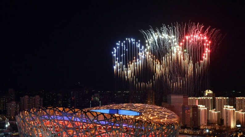 Fuegos artificiales con la forma de los anillos olímpicos explotan sobre el Estadio Nacional durante la ceremonia de apertura de los Juegos Olímpicos de Invierno de 2022 en Beijing el 4 de febrero de 2022. (Li Xin/Pool/AFP vía Getty Images)