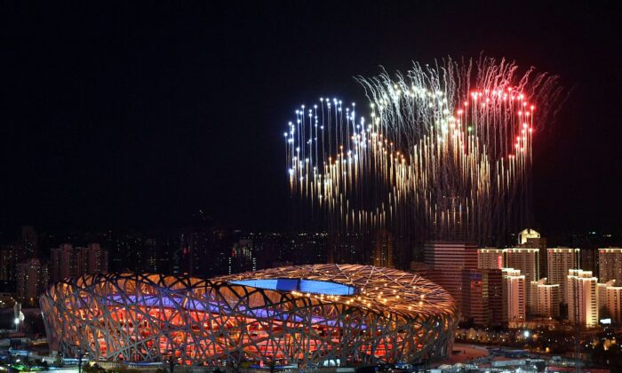 Unos fuegos artificiales con la forma de los anillos olímpicos explotan sobre el Estadio Nacional durante la ceremonia de apertura de los Juegos Olímpicos de Invierno de 2022 en Beijing el 4 de febrero de 2022. (Li Xin/Pool/AFP vía Getty Images)