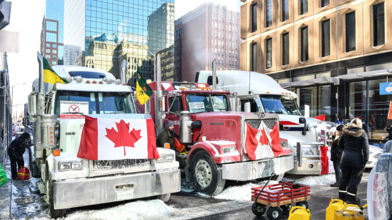 Los camioneros recargan sus camiones en el frío durante la protesta de camiones Freedom Convoy el 5 de febrero de 2022 en Ottawa, Canadá. (Minas Panagiotakis/Getty Images)