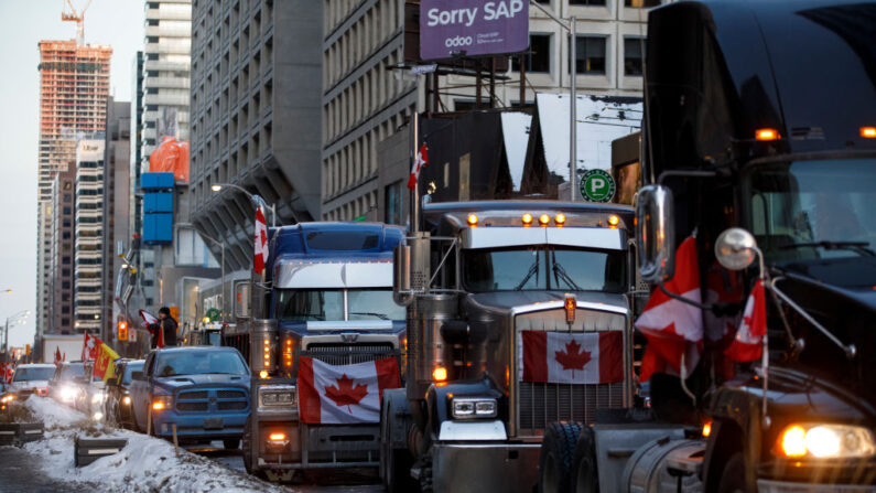 Los camiones se alinean en Bloor cerca de Yorkville el 5 de febrero de 2022 en Toronto, Canadá. (Cole Burston/Getty Images)