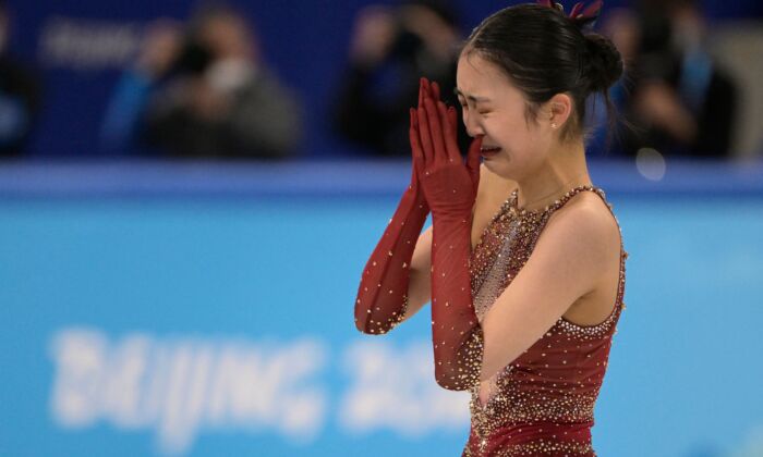 La china Zhu Yi llora después de competir en el patinaje libre de la prueba por equipos del patinaje artístico durante los Juegos Olímpicos de Invierno de Beijing 2022 en el Capital Indoor Stadium en Beijing, el 7 de febrero de 2022. (Sebastien Bozon/AFP a través de Getty Images)