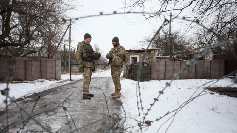 Militares ucranianos montan guardia en Mariinka, en la línea del frente contra los separatistas apoyados por Rusia, en la región de Donetsk, el 7 de febrero de 2022. (ALEKSEY FILIPPOV/AFP vía Getty Images)