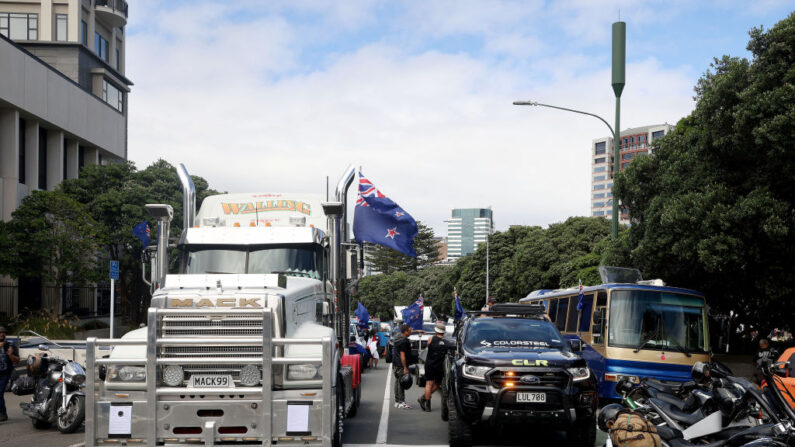 Un convoy de camiones y otros vehículos frente al Parlamento en Wellington (Nueva Zelanda) el 8 de febrero de 2022, durante una manifestación contra las restricciones por la COVID-19, inspirada en una manifestación similar en Canadá. (Foto de MARTY MELVILLE/AFP vía Getty Images)