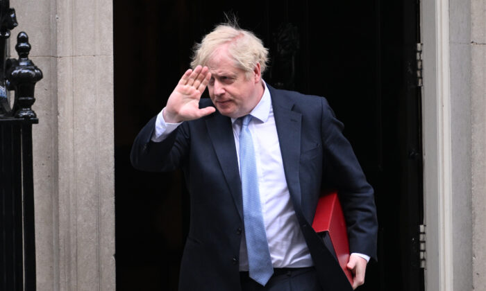 El primer ministro británico Boris Johnson sale de Downing Street antes de las preguntas del primer ministro en Londres el 9 de febrero de 2022. (Leon Neal/Getty Images)