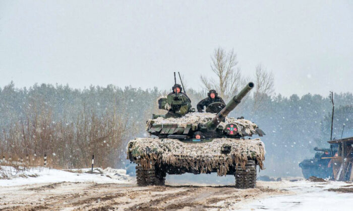 Militares ucranianos de la 92ª brigada mecanizada utilizan tanques, cañones autopropulsados y otros vehículos blindados para realizar ejercicios con fuego real cerca de la ciudad de Chuguev, en la región de Kharkiv, el 10 de febrero de 2022. (Sergey BOBOK / AFP vía Getty Images)