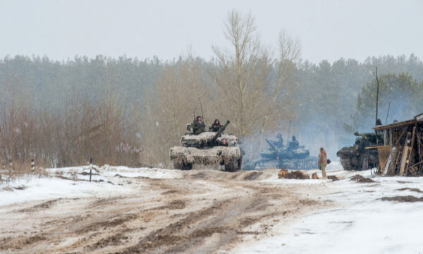 Militares ucranianos de la 92ª brigada mecanizada utilizan tanques, cañones autopropulsados y otros vehículos blindados para realizar ejercicios con fuego real cerca de la ciudad de Chuguev, en la región de Kharkiv, el 10 de febrero de 2022. (Sergey Bobok/AFP vía Getty Images)

