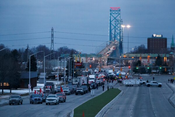Manifestantes y simpatizantes en un bloqueo al pie del puente Ambassador, sellando el flujo de tráfico comercial sobre el puente hacia Canadá desde Detroit en Windsor, Ontario, el 10 de febrero de 2022. (Cole Burston/Getty Images)