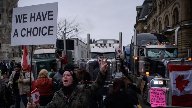 Un manifestante grita consignas durante una protesta de camioneros por las normas sanitarias relacionadas con la pandemia y el gobierno de Trudeau, frente al parlamento de Canadá en Ottawa el 11 de febrero de 2022. (ED JONES/AFP vía Getty Images)