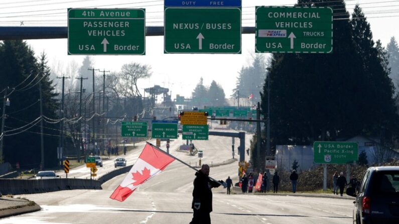 Un manifestante contra la orden de vacunación en la frontera entre Estados Unidos y Canadá, en Surrey, Columbia Británica, el 12 de febrero de 2022. (JASON REDMOND/AFP a través de Getty Images)