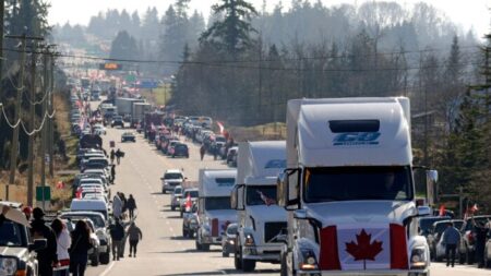 «Estaremos mucho tiempo»: Protesta de camioneros se atrinchera en cruce fronterizo BC-Washington