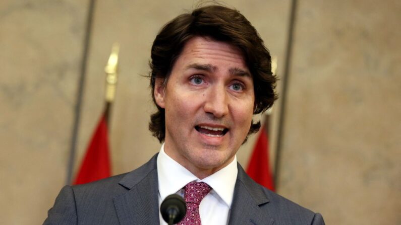 El primer ministro de Canadá, Justin Trudeau, comenta la protesta en curso contra el mandato de los camioneros durante una conferencia de prensa en la Colina del Parlamento en Ottawa, Canadá, el 14 de febrero de 2022. (Dave Chan/AFP vía Getty Images)