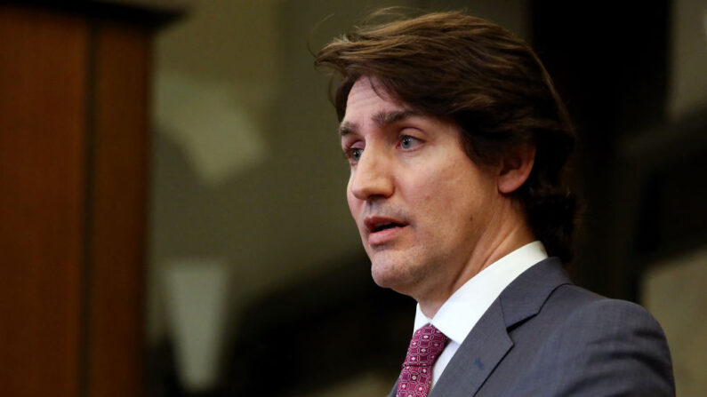 El primer ministro de Canadá, Justin Trudeau, comenta sobre la protesta contra el mandato de los camioneros durante una conferencia de prensa en Parliament Hill en Ottawa, Canadá, el 14 de febrero de 2022. (Dave Chan/AFP a través de Getty Images)