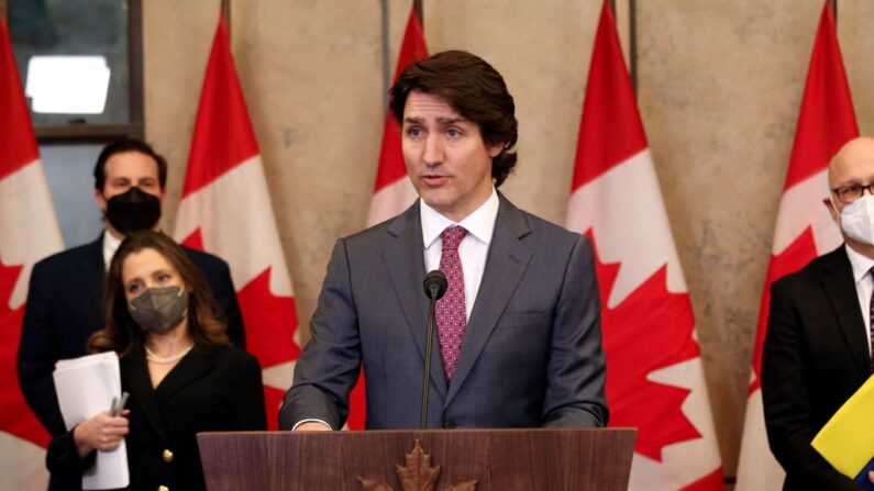 El primer ministro de Canadá, Justin Trudeau (C), comenta la protesta en curso contra el mandato de los camioneros durante una conferencia de prensa en la Colina del Parlamento en Ottawa, Canadá, el 14 de febrero de 2022. (DAVE CHAN/AFP vía Getty Images)