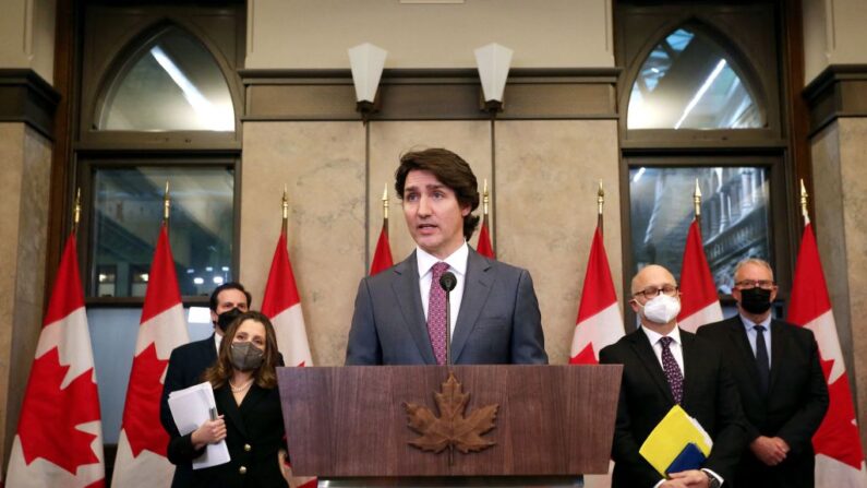 El primer ministro de Canadá, Justin Trudeau (C), comenta la protesta en curso contra el mandato de los camioneros durante una conferencia de prensa en la Colina del Parlamento en Ottawa, Canadá, el 14 de febrero de 2022. Estados Unidos. (DAVE CHAN/AFP vía Getty Images)