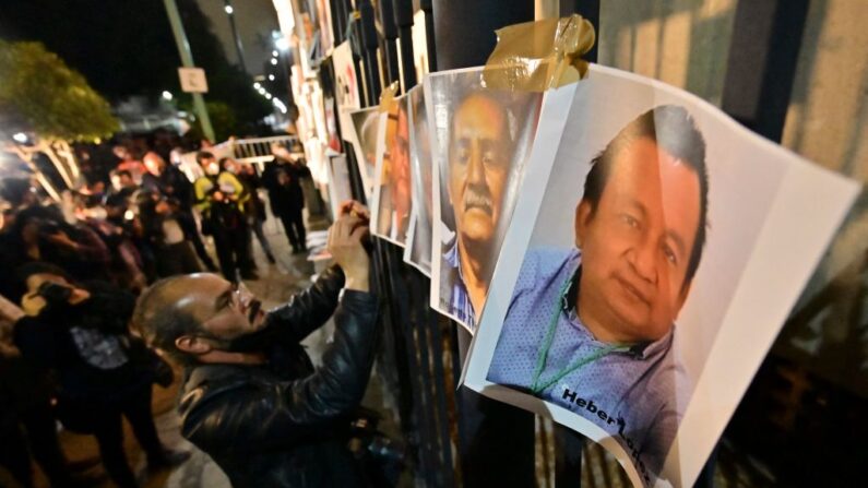 Periodistas participan en una manifestación por seis periodistas asesinados en 2022, frente a la Secretaría de Gobernación, en la Ciudad de México, el 14 de febrero de 2022. (Pedro Pardo/AFP vía Getty Images)