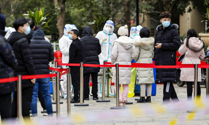Residentes hacen cola para someterse a pruebas de COVID-19, en Suzhou, China, el 16 de febrero de 2022. (STR/AFP vía Getty Images)
