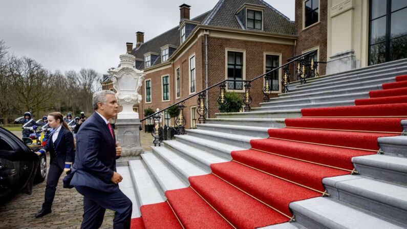 El presidente de Colombia, Iván Duque, llega a una reunión con el rey Willem-Alexander de Países Bajos en Huis Ten Bosch en La Haya el 16 de febrero de 2022. (SEM VAN DER WAL/ANP/AFP vía Getty Images)
