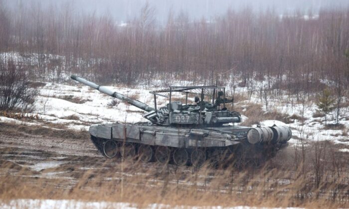 Un tanque se mueve a través de un campo durante los ejercicios conjuntos de las fuerzas armadas de Rusia y Bielorrusia cerca de Minsk, el 17 de febrero de 2022. (Maxim Guchek/BELTA/AFP a través Getty Images)