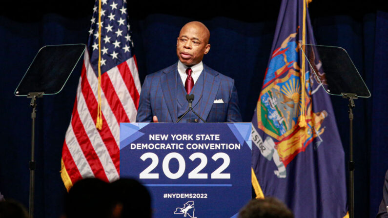 El alcalde de Nueva York, Eric Adams, habla durante la convención estatal de nominación del Partido Demócrata de Nueva York 2022, en Nueva York, el 17 de febrero de 2022. (Kena Betancur/AFP vía Getty Images)