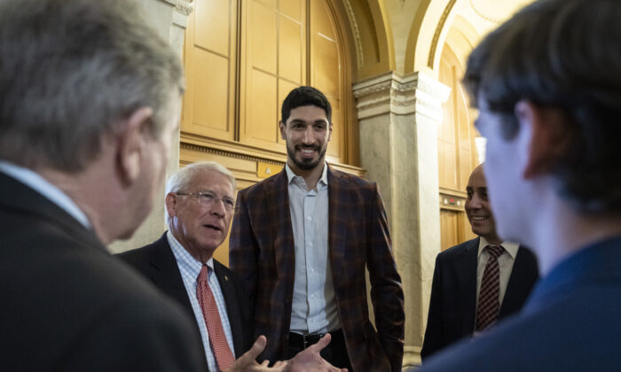 (Izq-Der.) El senador Roger Wicker (R-MS) habla con el e jugador de la NBA, Enes Kanter Freedom, en el Capitolio de EE.UU., en Washington, el 17 de febrero de 2022. (Drew Angerer/Getty Images)