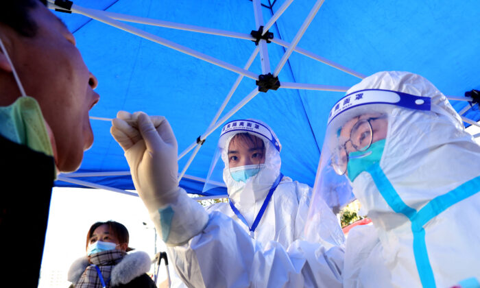 Un residente es sometido a una prueba de ácido nucleico para COVID-19 en Lianyungang, en la provincia oriental china de Jiangsu, el 18 de febrero de 2022. (STR/AFP vía Getty Images)
