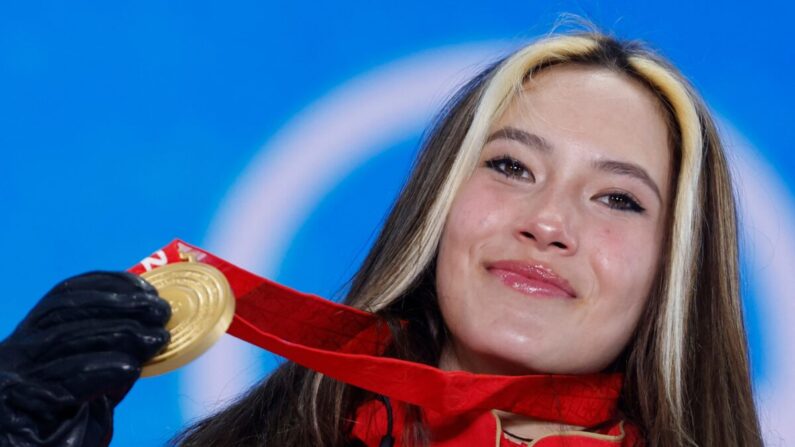 La medallista de oro china Eileen Gu posa en el podio durante la ceremonia de victoria del esquí libre femenino en el halfpipe de los Juegos Olímpicos de Invierno de Beijing 2022 en el Zhangjiakou Medals Plaza en Zhangjiakou, China, el 18 de febrero de 2022. (Odd Andersen/AFP vía Getty Images)