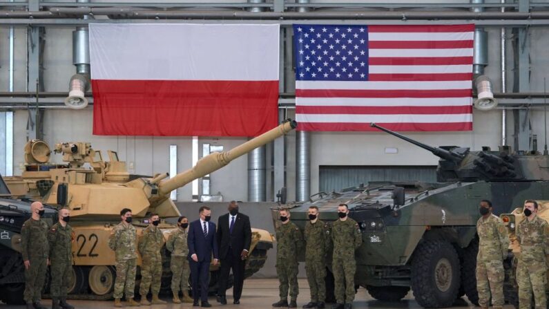 El secretario de Defensa de Estados Unidos, Lloyd Austin (C-R), y el ministro de Defensa polaco, Mariusz Blaszczak, posan con soldados polacos y estadounidenses en la 33ª Base Aérea de la Fuerza Aérea Polaca, cerca de Powidz, en el centro de Polonia, el 18 de febrero de 2022.(JANEK SKARZYNSKI/AFP vía Getty Images)