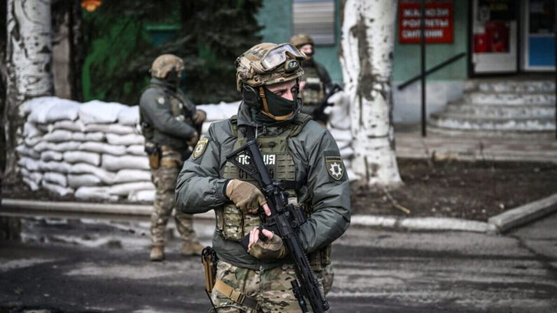 Tropas ucranianas patrullan en la ciudad de Novoluhanske, en el este de Ucrania, el 19 de febrero de 2022. (Aris Messinis/AFP vía Getty Images)