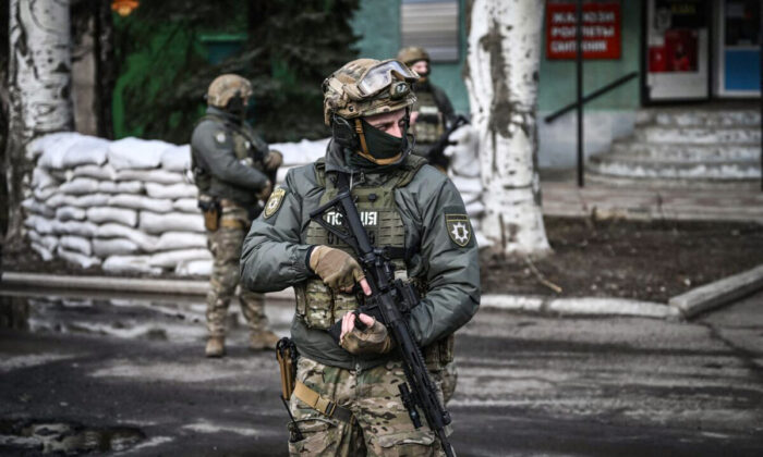 Tropas ucranianas patrullan en la ciudad de Novoluhanske, en el este de Ucrania, el 19 de febrero de 2022. (Aris Messinis/AFP a través de Getty Images)