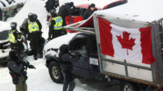 Policías rompen ventanillas de camiones en Ottawa y hacen retroceder a los manifestantes