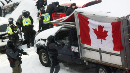 Policías rompen ventanillas de camiones en Ottawa y hacen retroceder a los manifestantes