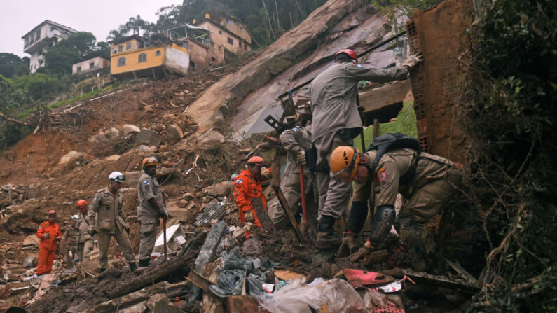 Bomberos durante una misión de rescate después de un deslizamiento de tierra gigante en el barrio de Caxambu en Petrópolis, Brasil, el 19 de febrero de 2022. (MAURO PIMENTEL/AFP vía Getty Images)