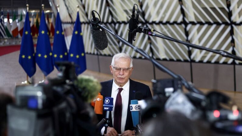 El Alto Representante de la Unión Europea para Asuntos Exteriores y Política de Seguridad, Josep Borrell, habla con la prensa mientras llega a una reunión del Consejo de Asuntos Exteriores en la sede de la UE en Bruselas el 21 de febrero de 2022. (KENZO TRIBOUILLARD/AFP vía Getty Images)
