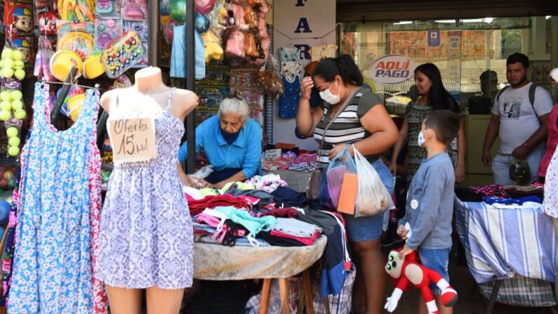 En una calle de Asunción se ven vendedores ambulantes y compradores el 22 de febrero de 2022. (NORBERTO DUARTE/AFP a través de Getty Images)