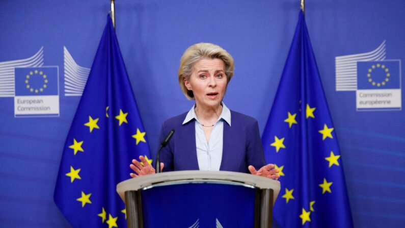 La presidenta de la Comisión Europea, Ursula von der Leyen, pronuncia una declaración tras la conclusión de una reunión de ministros de Asuntos Exteriores de la UE sobre la crisis en Ucrania, en Bruselas, el 22 de febrero de 2022. (JOHANNA GERON/POOL/AFP vía Getty Images)