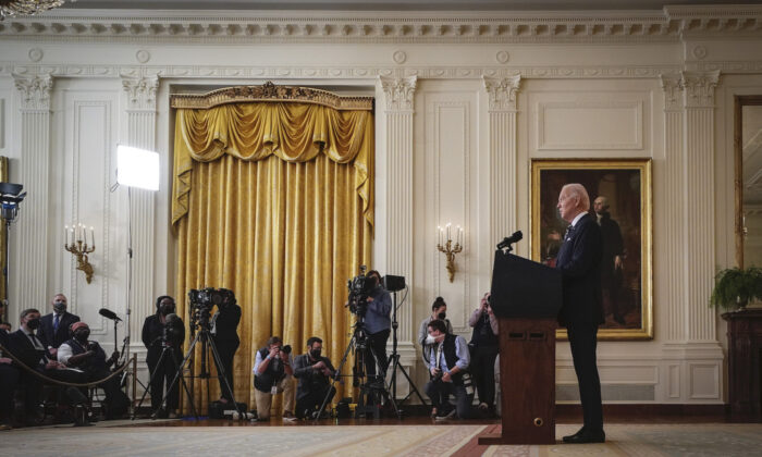 El presidente de EE.UU., Joe Biden, habla sobre los acontecimientos en Ucrania y Rusia, y anuncia sanciones contra Rusia, desde la Sala Este de la Casa Blanca el 22 de febrero de 2022, en Washington, DC. (Drew Angerer/Getty Images)
