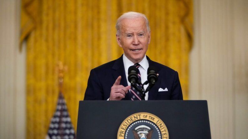 El presidente de Estados Unidos, Joe Biden, pronuncia un discurso sobre los acontecimientos en Ucrania y Rusia, y anuncia sanciones contra Rusia, desde la Sala Este de la Casa Blanca en Washington el 22 de febrero de 2022. (Drew Angerer/Getty Images)