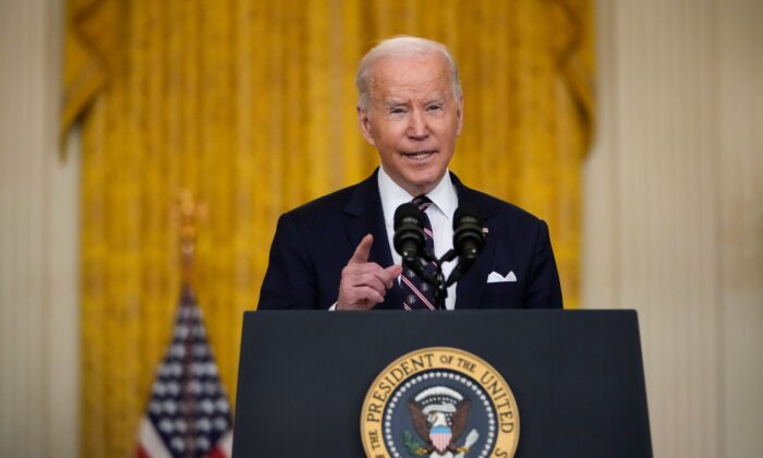 El presidente de EE.UU., Joe Biden, pronuncia declaraciones sobre los acontecimientos en Ucrania y Rusia, y anuncia sanciones contra Rusia, desde la Sala Este de la Casa Blanca, en Washington, el 22 de febrero de 2022. (Drew Angerer/Getty Images)