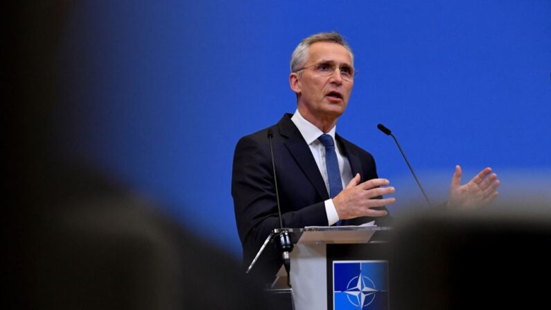 El secretario general de la OTAN, Jens Stoltenberg, ofrece una rueda de prensa tras una reunión extraordinaria de la comisión OTAN-Ucrania sobre la situación entre Ucrania y Rusia, en la sede de la OTAN en Bruselas el 22 de febrero de 2022. (JOHN THYS/AFP vía Getty Images)