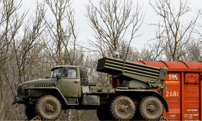 Vehículos militares rusos cargados en plataformas de trenes a unos 50 kilómetros (30 millas) de la frontera con la autoproclamada República Popular de Donetsk, en la región de Rostov, en el sur de Rusia, el 23 de febrero de 2022. (Stringer/AFP vía Getty Images)
