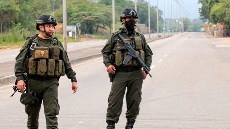 Miembros de la policía nacional hacen guardia en una calle de Cúcuta, Colombia, cerca de la frontera con Venezuela, el 23 de febrero de 2022. (Schneyder Mendoza/AFP vía Getty Images)