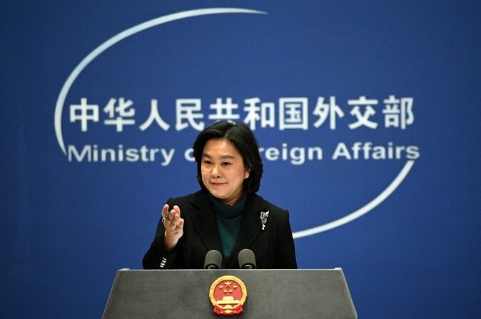La portavoz del Ministerio de Asuntos Exteriores chino, Hua Chunying, durante la rueda de prensa diaria en el Ministerio de Asuntos Exteriores en Beijing el 24 de febrero de 2022. (Noel Celis/AFP vía Getty Images)